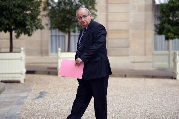 Michel Delebarre, le maire de Dunkerque lors d'une de ses missions parisiennes en octobre 2013, sur le perron de l'Elysée.