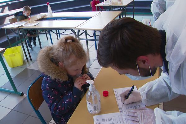 Les premiers tests salivaires d'écoliers du Pas-de-Calais ont été réalisés à Aix-Noulette, près de Lens. 