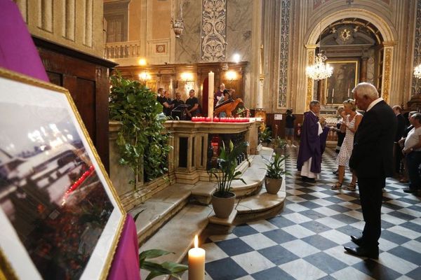 Chaque année, deux cérémonies ont lieu à Nice et à Ajaccio pour rendre hommage aux 95 personnes décédées dans le crash. Sur cette image, les familles des victimes assistent à une messe dans la cathédrale d'Ajaccio en septembre 2018.  