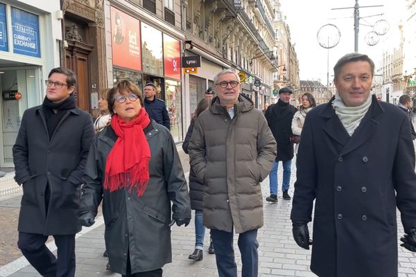 De gauche à droite : Arnaud Deslandes, Martine Aubry, Jean-Claude Menault et Bertrand Gaume. Le 20 décembre rue Faidherbe, à Lille