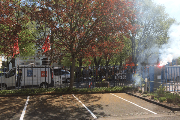 Entre 200 et 300 manifestants se sont rassemblés devant les locaux de France 3 Poitou-Charentes, jeudi.