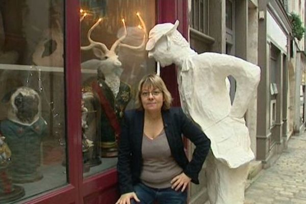 Bérénice du Faÿ devant chez Pierre Queuille rue de Bourgogne à Orléans