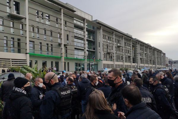 Les policiers se sont regroupés devant l'hôtel de police après avoir défilé en voiture dans le centre-ville