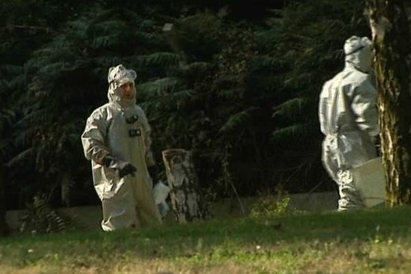 Des pompiers vêtus de combinaisons spéciales pour travailler en zone potentiellement toxique. 