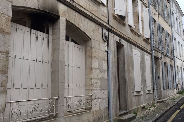 Quelques traces noires témoignent du sinistre survenu dans cet immeuble situé rue Mère-Dieu à Niort. 