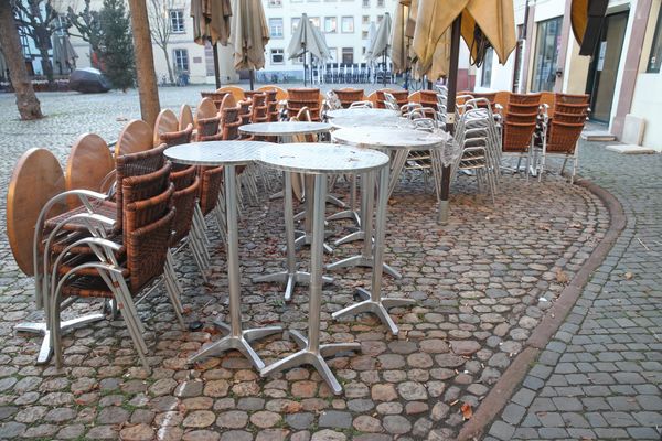 Une quarantaine de députés milite pour la réouverture prochaine des restaurants le midi et en semaine. 