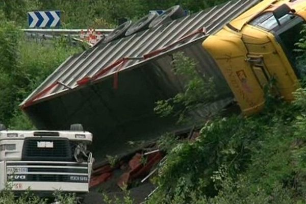 Vendredi, le poids lourds est tombé exactement au même endroit qu'un autre camion ayant chuté deux jours plus tôt. 