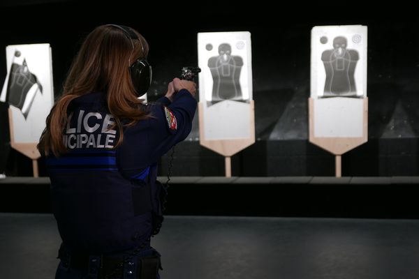 Une policière municipale s'entraîne au tir à Toulouse.