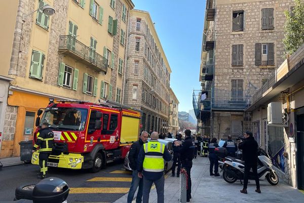 L'évacuation s'est fait sous la surveillance de la police et des pompiers.