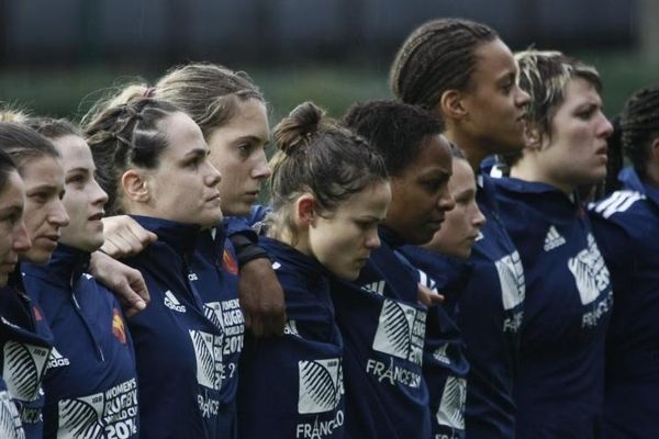 Les Bleues se rassemblent pour l'hymne national avant le match France-Italie au stade Ernest Argelès de Blagnac (Haute-Garonne), le 8 février 2014. 