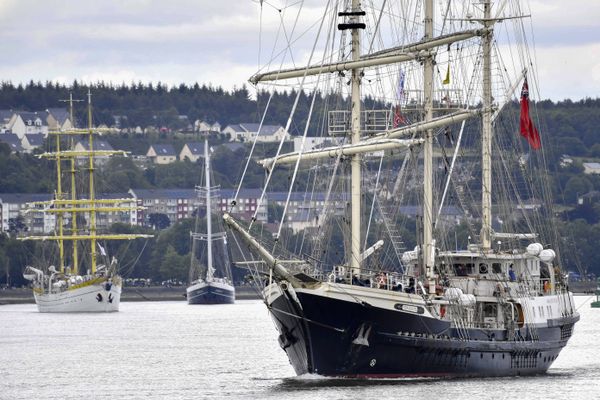 La parade des navires sur la Seine Le Tenacious (à droite) et Micea (à gauche) lors de l'Armada 2019 à Rouen. Le Tenacious sera présent pour l'édition 2023.