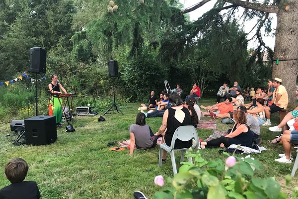 Une trentaine de spectateurs tranquillement installés sous un cèdre vénérable ont profité d'un concert dans une ambiance intimiste.