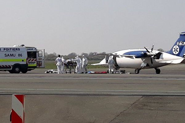 En début d'après-midi, le tarmac de Poitiers était monopolisé par cette opération sanitaire