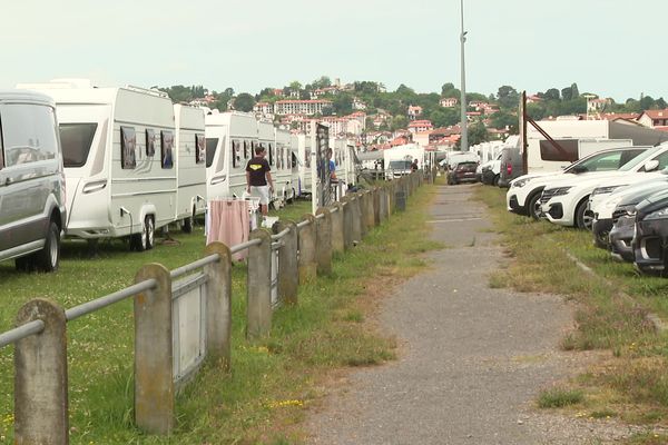 Le 9 juin 2023, 200 caravanes se sont installées sur la plaine des sports de Ciboure, contre l'avis de la mairie.