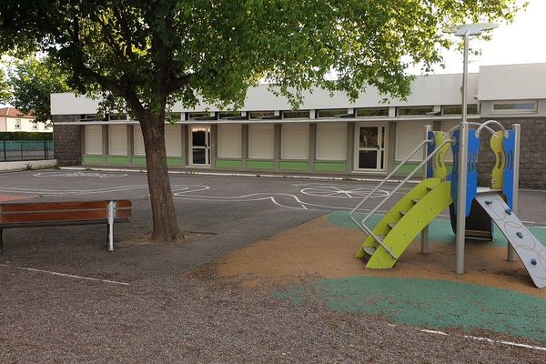 Des protocoles sanitaires sont mis en place pour permettre le retour des élèves à l'école.