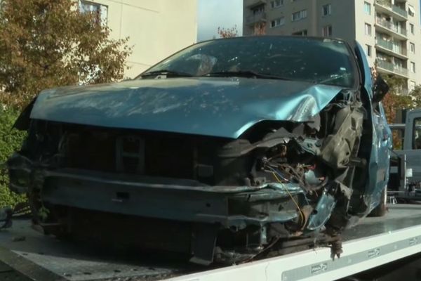 Le choc a détruit la voiture et un abribus