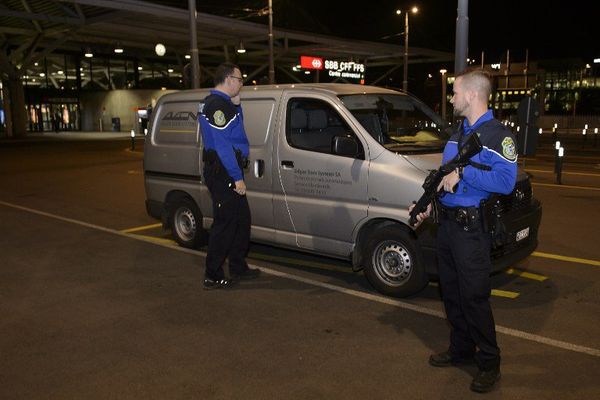 Des agents de sécurité contrôlent un van à l'aéroport de Génève, après le relèvement du niveau d'alerte et la mise en place de la traque de plusieurs suspects.