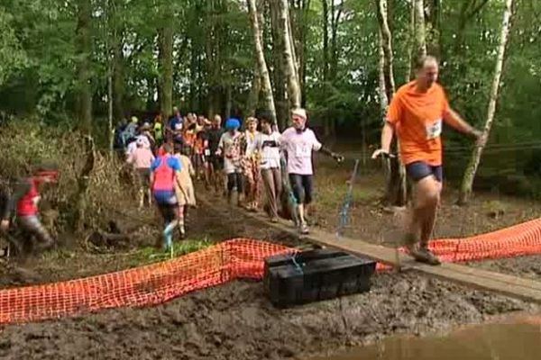 Une trentaine d'obstacles jalonnent le parcours de cette course de 12 kms.