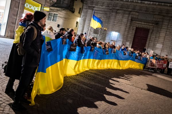 Plus de deux cents personnes se sont réunies à Grenoble pour réaffirmer leur soutien à l'Ukraine, un an après le début de la guerre.