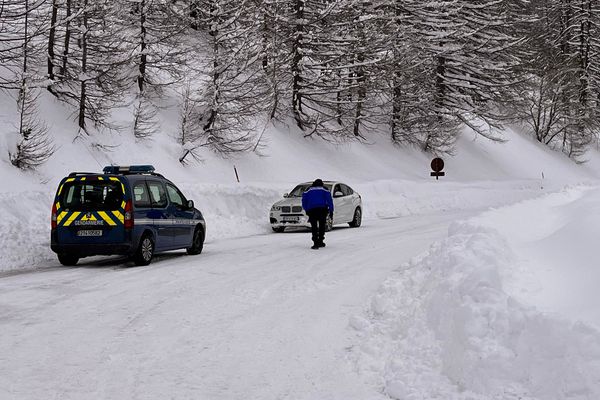 Un Plan d'Intervention de Déclenchement des Avalanches par hélicoptère sur la route d'Isola pendant ce mois de mars.