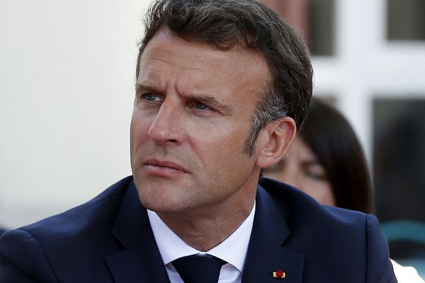 Emmanuel Macron, en visite à Marseille pour trois jours, envisage de faire payer immédiatement, en liquide ou par carte bancaire, les amendes pour consommation de drogue.