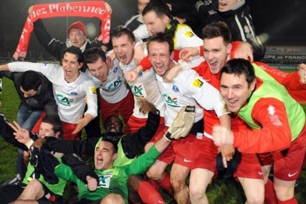 Les joueurs de Plabennec (CFA 2) fêtent leur victoire contre Reims (Ligue 1), en 32èmes de finale de la Coupe de France.