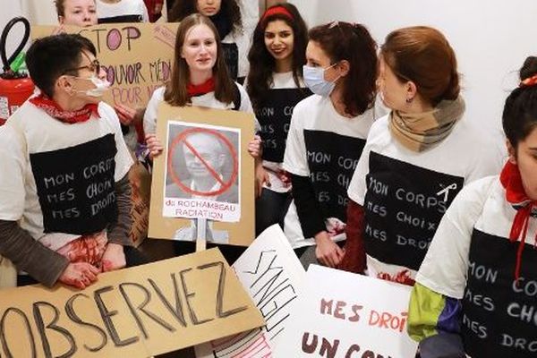 Une vingtaine de militantes féministes ont envahi lundi le siège de l'Ordre des médecins pour réclamer des sanctions disciplinaires contre les responsables d'un syndicat de gynécologues. 