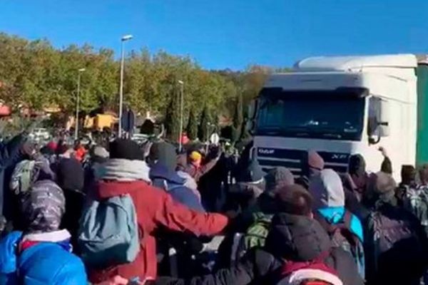 Alors que l'autoroute A9 rouvrait à la frontière espagnole, les manifestants en soutien aux indépendantistes catalans se sont repliés sur La Jonquera. La tension est vive. Un camion a foncé dans la foule sans faire de blessé. Le chauffeur a été interpellé. 