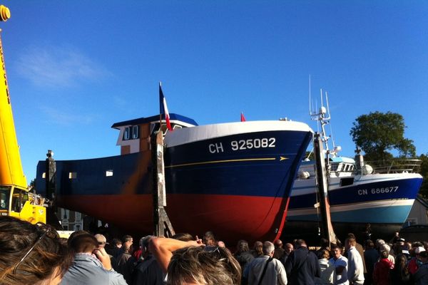 A Barfleur, le Njörd a été mis à l'eau ce matin devant une foule de badauds