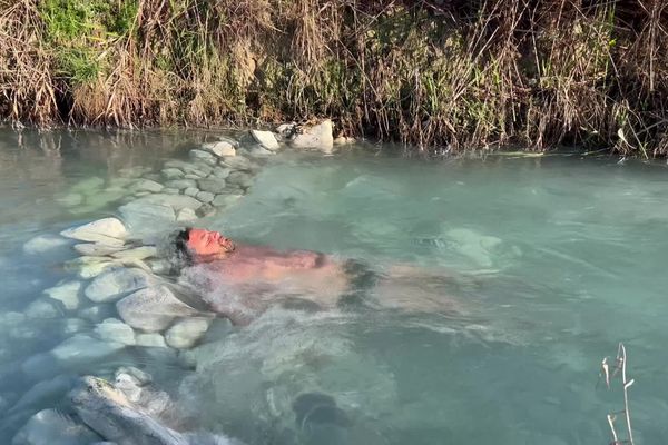 Stève Stievenart a dormi une nuit complète dans une eau à 37 degrés en Italie.