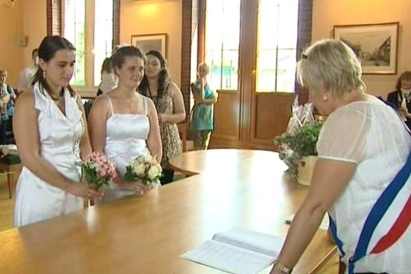 Alice et Sophie officialisaient leur union en juin 2012, un acte sans portée juridique mais symbolique