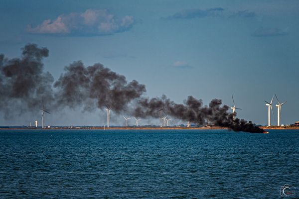 le panache de fumée du bateau de plaisance en feu le vendredi 15 septembre 2023 en baie de Bourgneuf en Vendée