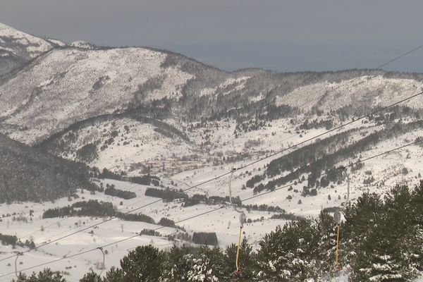 Ca y'est la neige est arrivée à Camurac. La station de ski ouvrira mercredi 25 janvier.