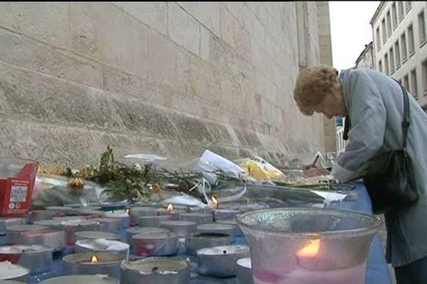 Ils passent par hasard ou viennent exprès, les habitants de La Rochelle rendent hommage aux victimes des attentats de Paris