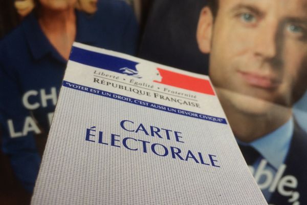 A Thiers (7.989 électeurs), le président élu obtient 67,55% des suffrages exprimés contre 32,45% pour Marine Le Pen. L'abstention concerne 28,04% des inscrits. Les bulletins blancs et nuls représentent 12,83% des votes.