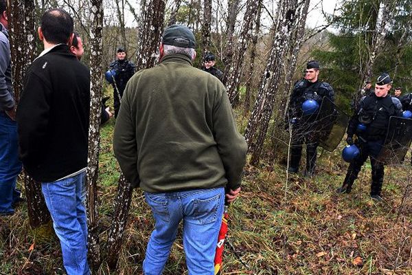 Les forces de l'ordre s'interposent entre agriculteurs et zadistes