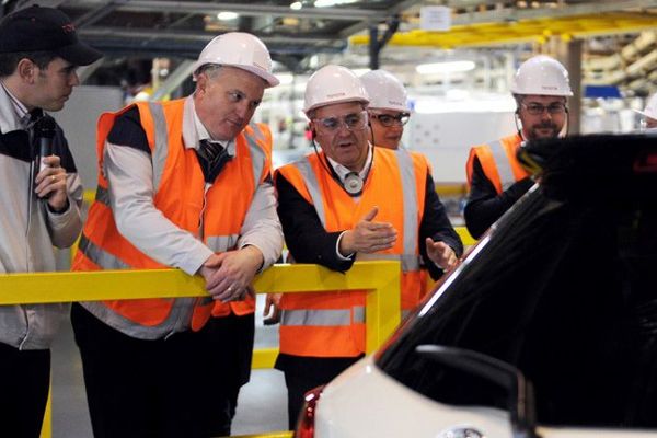 Xavier Bertrand en visite chez Toyota à Valenciennes ce mercredi matin.