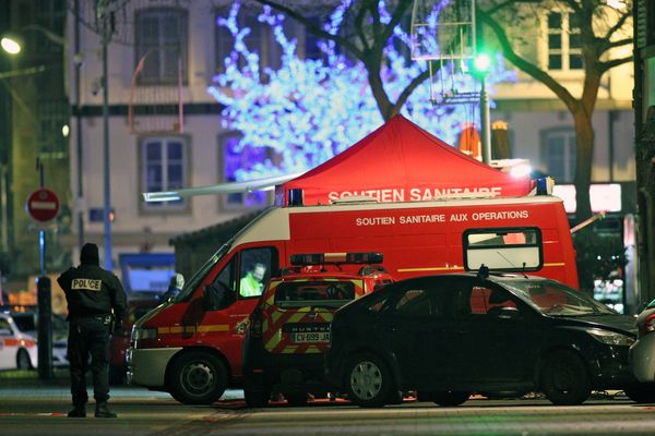 La cellule médico-psychologique place Gutenberg après les coups de feu tirés au marché de Noël au centre ville de Strasbourg ce 11 décembre 2018. 