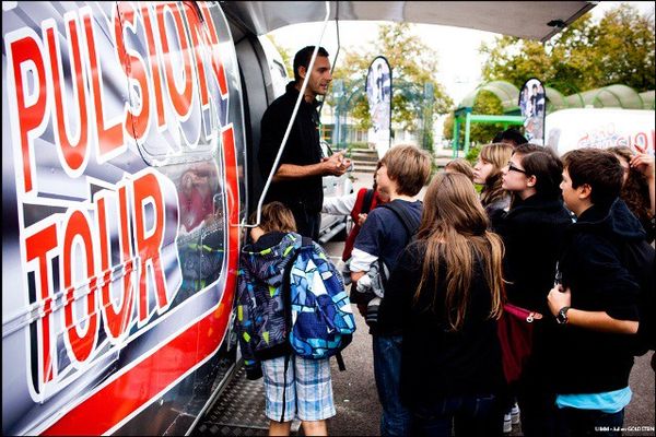 Depuis six ans, deux caravanes du « Pro/Pulsion Tour » parcourent la France pour faire découvrir les métiers des industries technologiques.