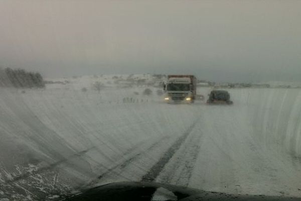 Rafales de vent et plaques de neige ont rendu la circulation encore difficile vendredi matin en Haute-Loire, comme le montre cette photo signée Elodie MONNIER, sur la RN 88  entre Costaros et Pradelles.