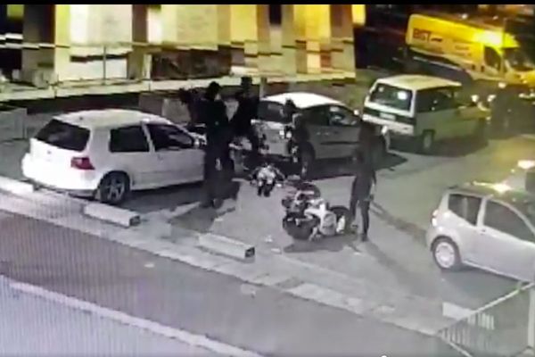 La vidéo, datée du 10 avril, dévoile l'agression d'un scootériste par une bande rivale impliquée dans le trafic de stupéfiants.