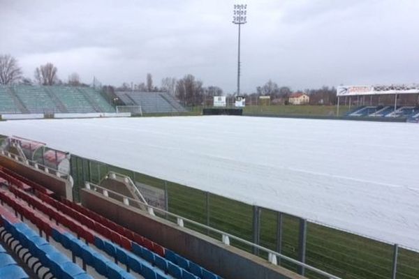 Les services techniques ont installé le 4 janvier une bâche sur la pelouse du stade Montpied à Clermont-Ferrand pour préserver le terrain du froid.