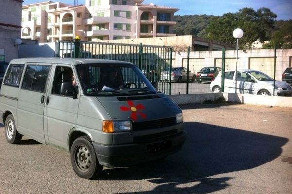 Après avoir déposé plainte à la gendarmerie de l'Ile Rousse le couple d'Allemands est reparti à bord du van traversé par le tir d'une arme à feu. 