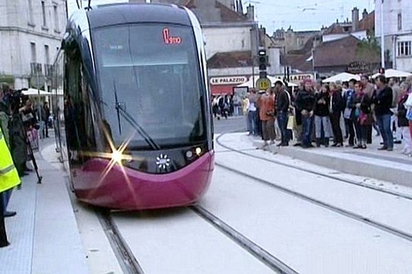 La ligne T2 du tramway de Dijon sera inaugurée samedi 8 décembre 2012.