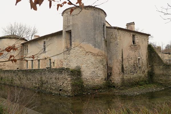 La maison forte du Prat située à Générac en Gironde, a été construite au XIIIe siècle.