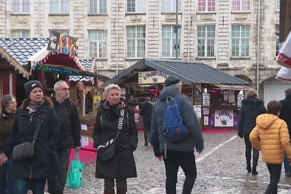 Samedi 30 décembre 2023, dernier jour pour profiter du marché  de Noël d'Arras. En tout, plus d'un million visiteur en auront foulé les pavés.