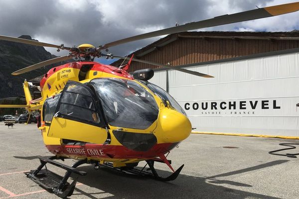 L'hélicoptère de la Sécurité Civile sur l'héliport de Courchevel en Savoie