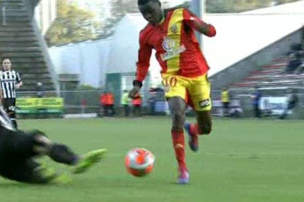 Juste avant la faute d'Angoula sur Salli qui va provoquer le penalty décisif pour Lens.