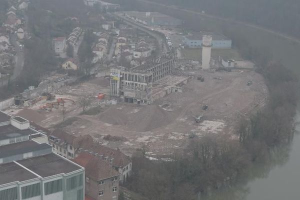 DECEMBRE 2018- L'immense usine textile n'est plus. La friche de la Rhodiaceta laissera place à une zone de loisirs. 