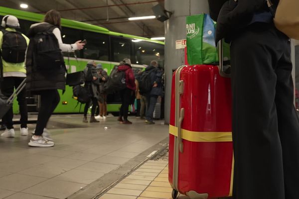 Pour éviter les difficultés sur les rails, certains passagers ont fait le choix du bus pour partir en vacances.